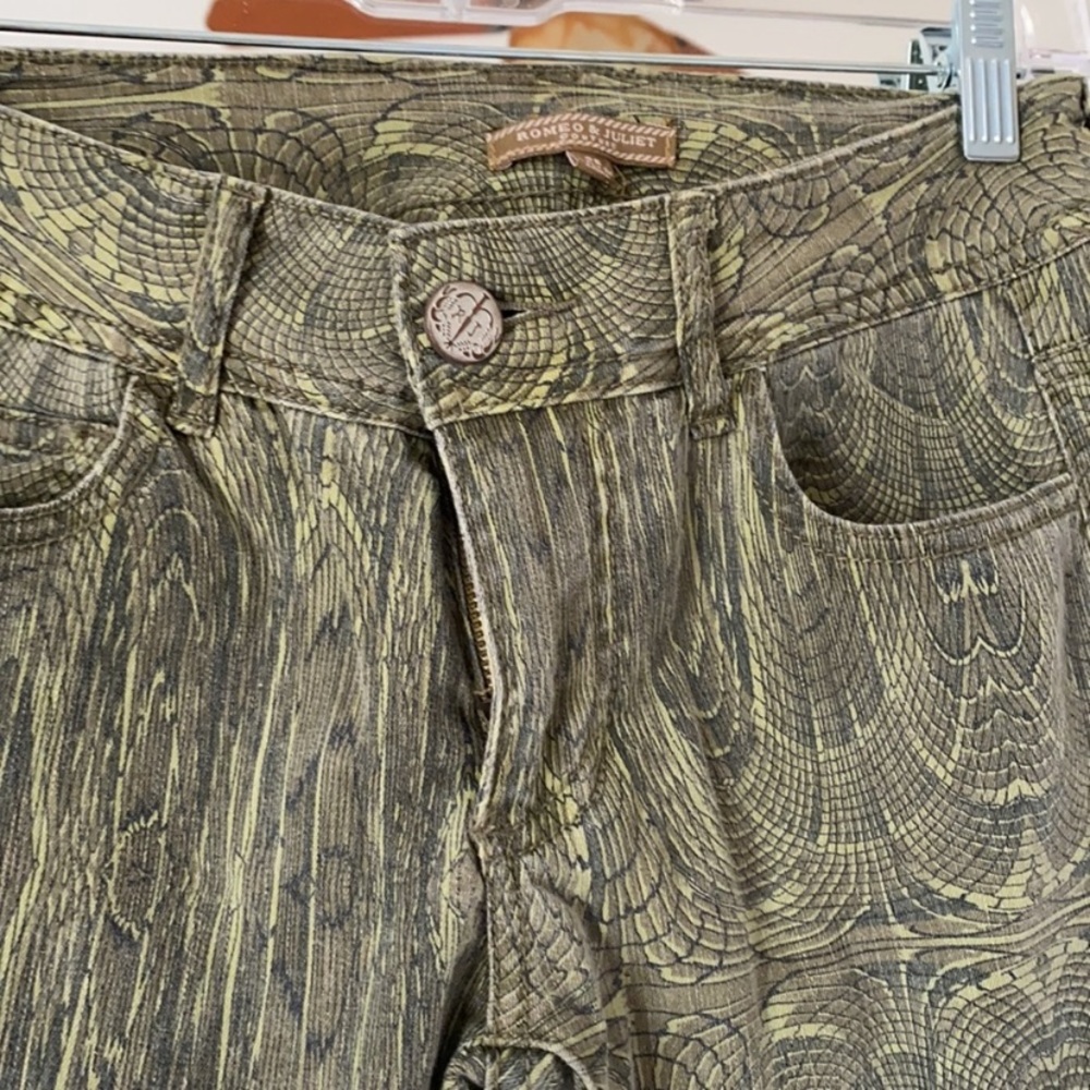 Beautiful Romeo and Juliet pants.
